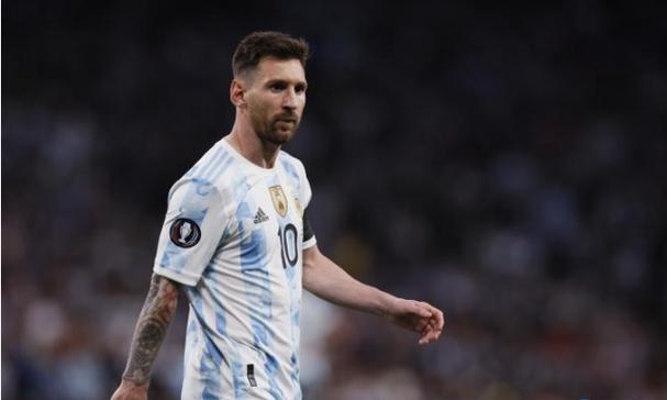 贝克汉姆13岁女儿亮相时装周，低胸裙太暴露引质疑，小贝贴心护女